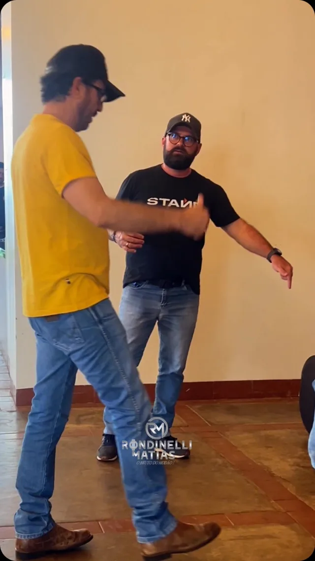 Bastidores de Jataí na Moda, com José Renato usando uma camiseta da STAND.