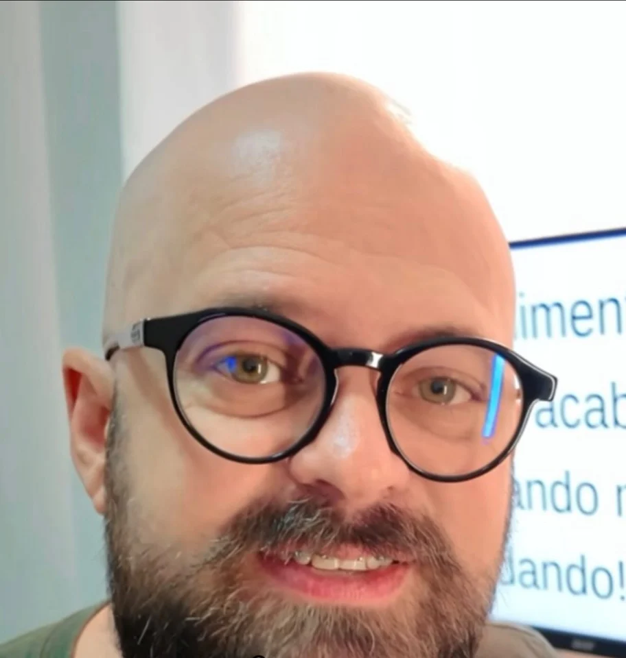 José Renato, de óculos, falando sobre comunicação e conteúdo.